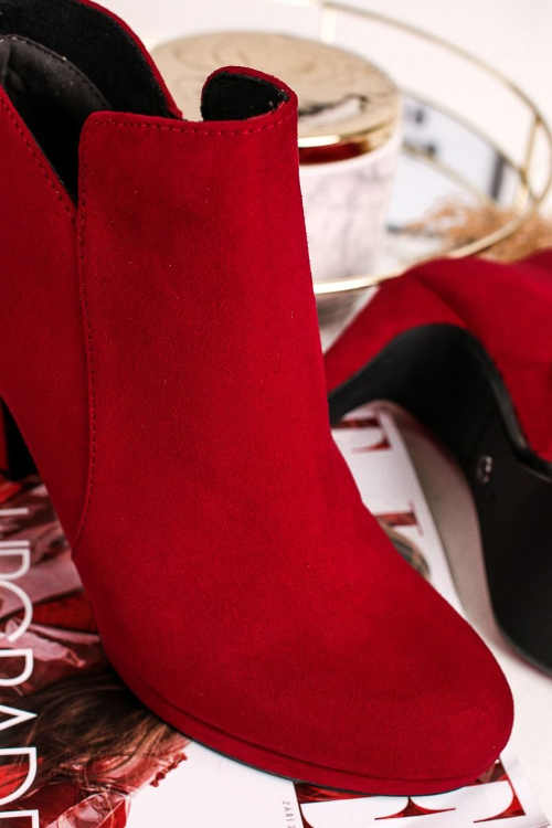 červené semišové kotníkové boty